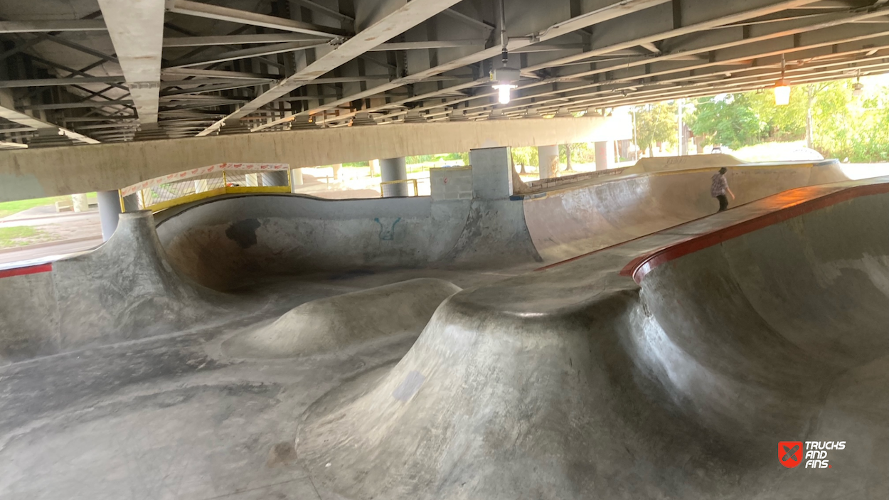 Parasite DIY skatepark